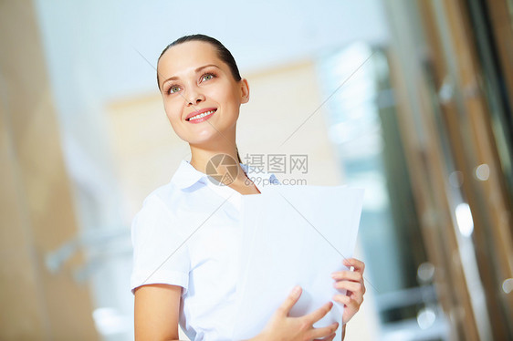 个自信的轻女商人的肖像办公室里快乐微笑的轻女商人的肖像图片