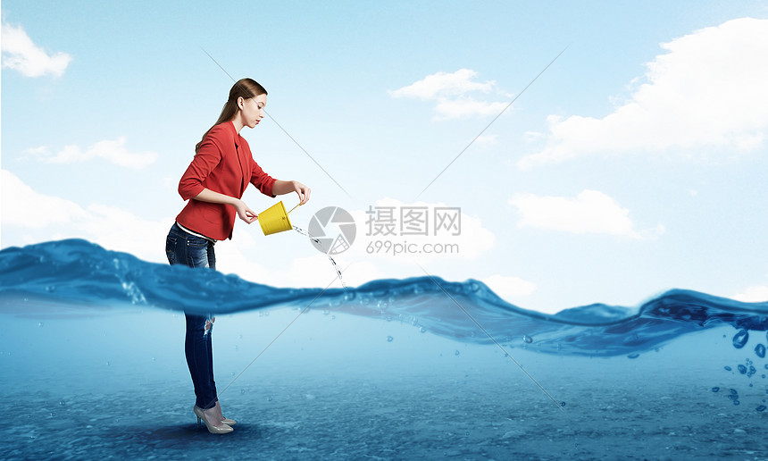 新鲜水晶水轻的女人水桶里倒水图片