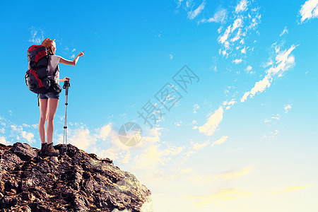 轻的女人登山者站山顶上的漂亮山顶上图片