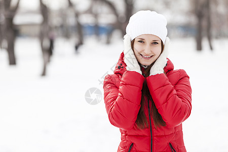 冬天树林里散步的美丽微笑的女人冬天的散步图片