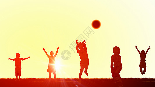 快乐粗心的童群孩子夕阳的背景下欢快地跳高的剪影图片