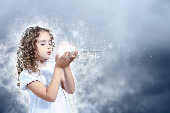 魔法光的孩子带着魔法灯的小女孩处发光图片