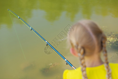 会钓大鱼的坐银行钓鱼的可爱女孩的肖像图片