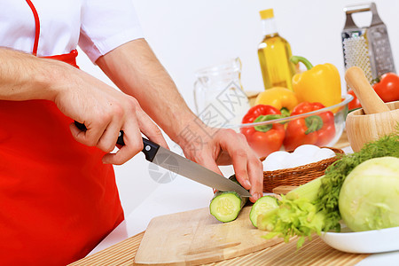 用刀子切新鲜蔬菜图片