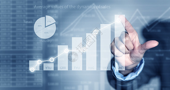 平均销售报告近距离观看商人触摸屏幕与市场信息图片