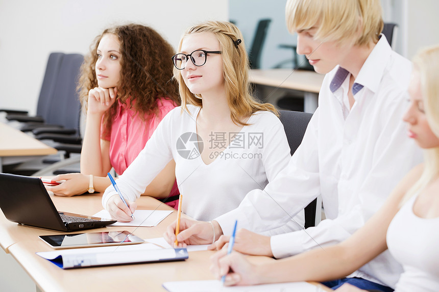 轻人坐教室里讲课学生们上课高清图片下载-正版图片300356229-摄图网