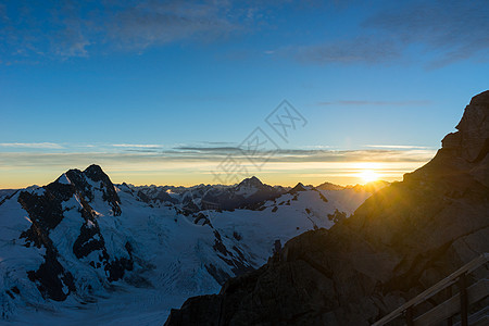 山峰山景雪,蓝天清澈图片