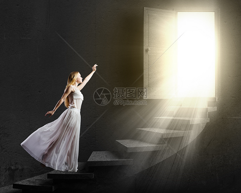 爱丽丝仙境穿着白色长裙的轻女人走上楼梯图片