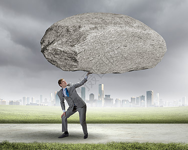 压力山大迫眉睫的问题权势的商人头顶着巨大的石头背景