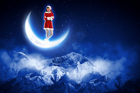 诞老人坐月球上的照片诞老人女孩站冬天森林上方闪亮的月亮上的照片图片