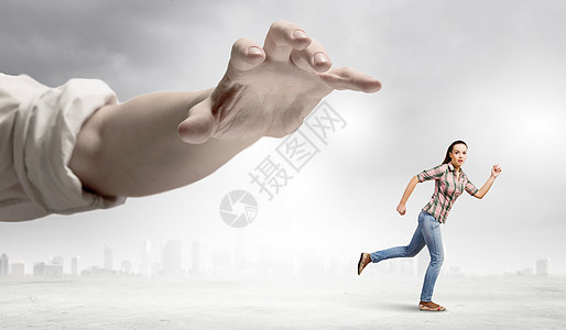 密室大逃脱网盘女人手中逃脱轻的女人随意地大手中逃跑背景