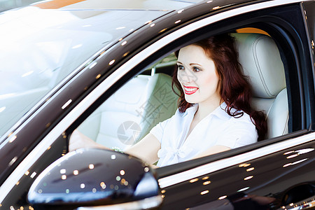 开车的轻女人坐汽车中心的漂亮轻女人图片