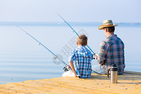 男孩他父亲钓鱼男孩他父亲码头钓鱼图片