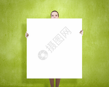 轻女子展示白色空白广告牌文字的位置图片