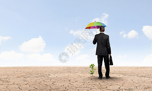 环境保护商人用雨伞保护小芽的后视镜背景图片