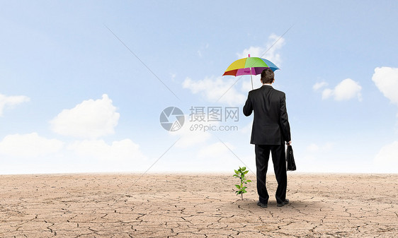 环境保护商人用雨伞保护小芽的后视镜图片