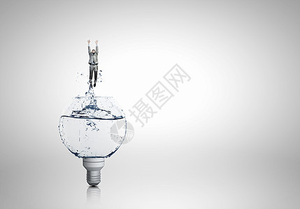 清水的灯泡图像与灯泡充满清水商人图片