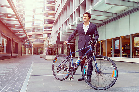 成功的商人骑自行车成功的商人城市里骑自行车图片