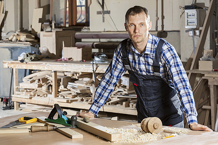 轻的木匠他的工作室里切割机工作木匠工作图片