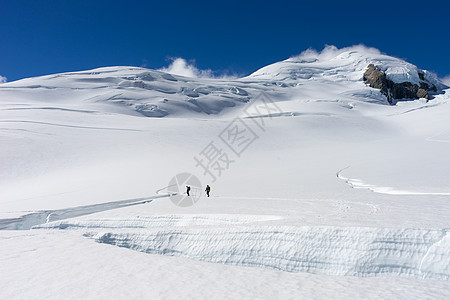 新西兰群人新西兰阿尔卑斯山的雪中行走背景图片