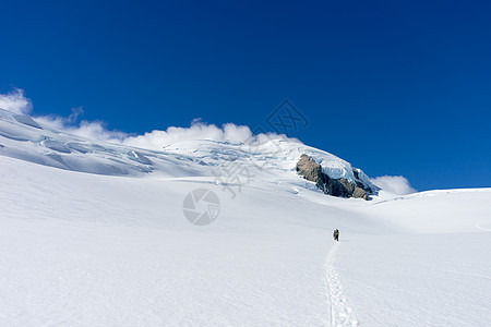 新西兰人们走新西兰山脉的雪地里图片