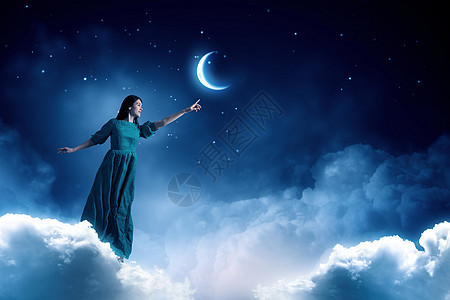 夜空中的女人穿着绿色长裙的优雅女人云上行走图片