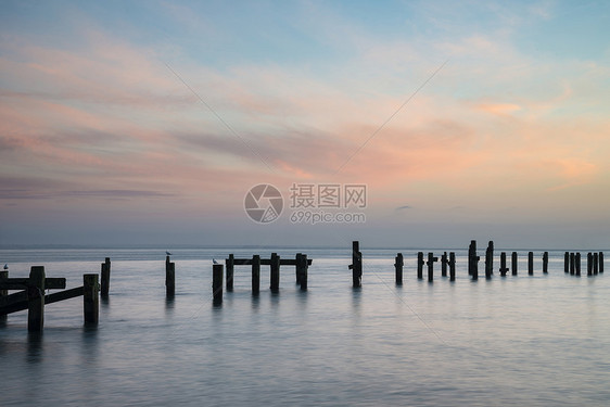 长曝光景观图像彩色日出海洋废弃码头远处图片