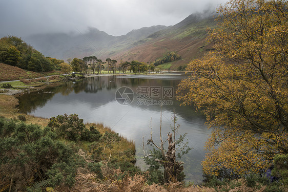 英格兰湖区巴特米尔湖美丽的秋季景观形象图片