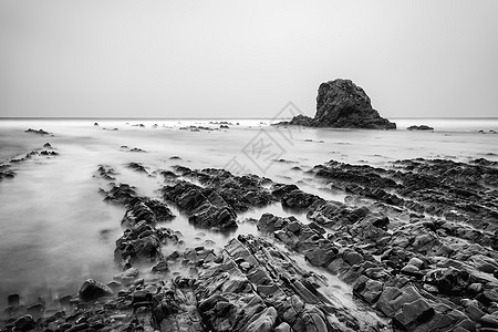 惊人的长曝光景观图像的海洋岩石上日落黑白图片