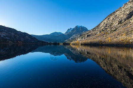 秋天山丽的自然景象内华达山脉湖泊倒影图片