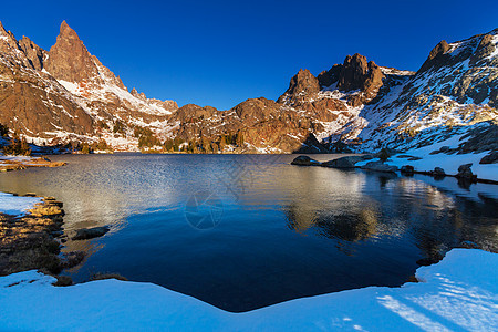徒步美丽的尖塔湖,安塞尔亚当斯荒野,内华达山脉,加利福尼亚,美国秋季图片