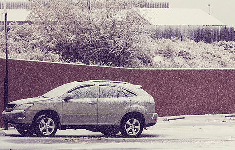 汽车冬天的雪下图片