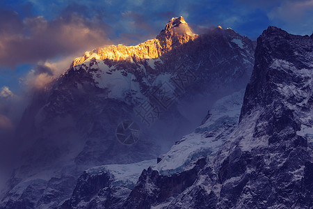 尼泊尔喜马拉雅山Kanchenjun地区著名的岩石Jannu峰的风景图片