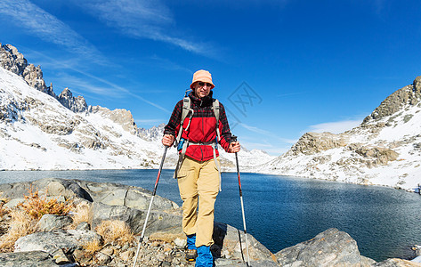 带着徒步旅行设备的人美国加州内华达山脉行走图片