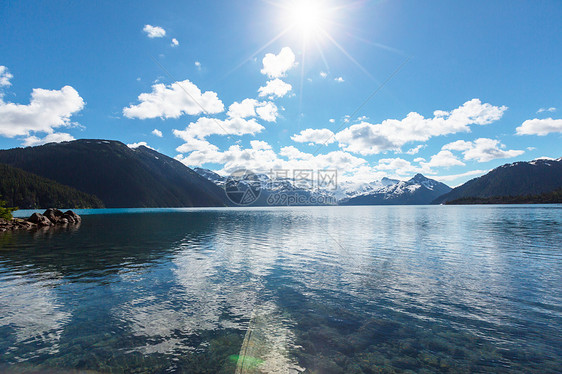 徒步加大惠斯勒附近风景如画的加里波迪湖的绿松石水域列颠哥伦比亚省非常受欢迎的徒步旅行目的地图片