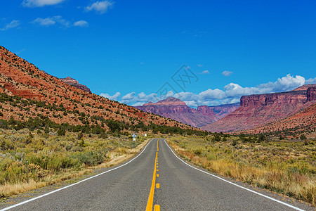 山上风景优美的道路图片