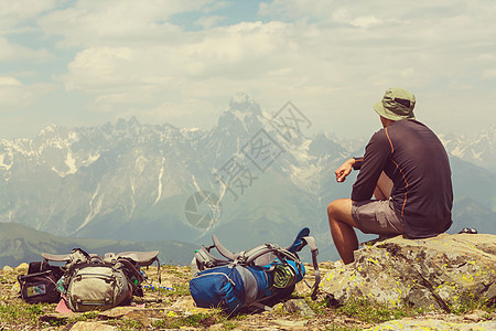 徒步旅行者沿着绿山高加索山脉,斯瓦内蒂,格鲁吉亚夏天的季节图片