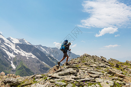 徒步旅行者沿着绿山高加索山脉,斯瓦内蒂,格鲁吉亚夏天的季节图片