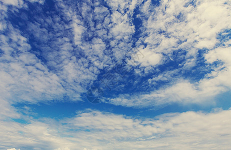 宁静的蓝天白云图片