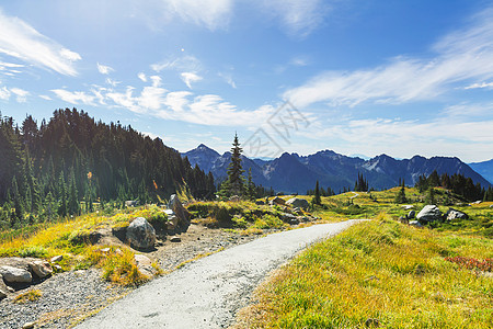 夏天阳光明媚的日子里,风景如画的山景适合自然背景图片