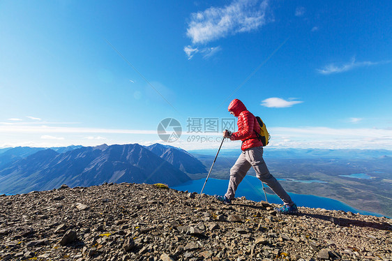 加大山区徒步旅行的人徒步旅行北美最受欢迎的娱乐活动活动很多风景如画的小径图片