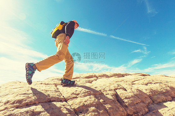 带着徒步旅行设备的人美国加州内华达山脉行走图片