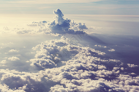 飞机上俯瞰云层的美丽景色图片