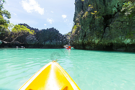 皮划艇岛屿泻湖的山脉皮划艇之旅埃尔尼多,巴拉望,菲律宾图片