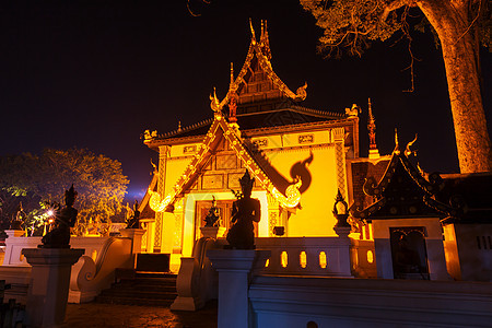 泰国北部清迈的夜景佛教寺庙图片