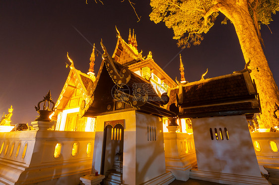 泰国北部清迈的夜景佛教寺庙图片