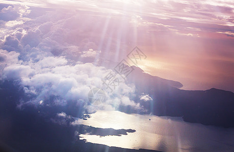 飞机上俯瞰云层的美丽景色图片