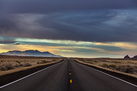 草原的道路图片