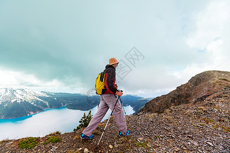 加大山区徒步旅行的人徒步旅行北美最受欢迎的娱乐活动活动很多风景如画的小径图片