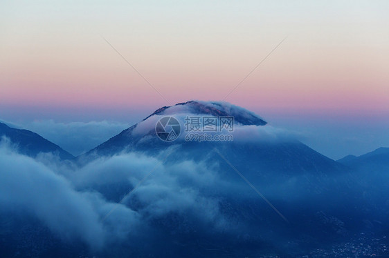 土耳其山脉美丽的自然景观荔枝路徒步旅行者中很名图片